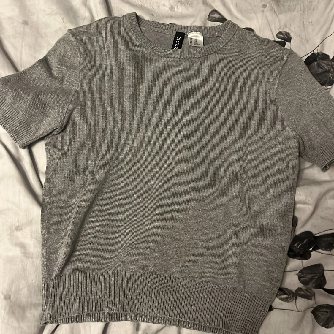 Grå stickad kortärmad tröja Divided