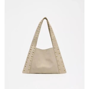 SÖKER! ZARA beige axelväska med nitar - SÖKER! Snygg beige axelväska i mocka med breda axelband dekorerade med små guldfärgade nitar. Väskan har en stilren, mjuk trekantig form och passar perfekt för dig som vill ha en cool och trendig accessoar.