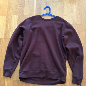 Sweatshirt  - Snygg sweatshirt från h&m. Passar jättebra med svarta byxor o en vit T-shirt under. 