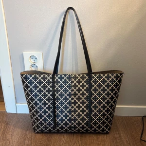By Malene Birger väska - Säljer en malene birger väska som är 1,5 år gammal. Använd men inge fler defekter än att den är smutsig inne i väskan samt på handtagen
