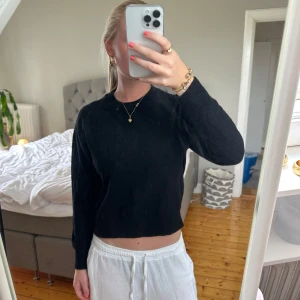 Svart stickad tröja - Svart stickad tröja i 100% ull. Det är storlek m men den har krympt så skulle säga att den i stället passar en xs.