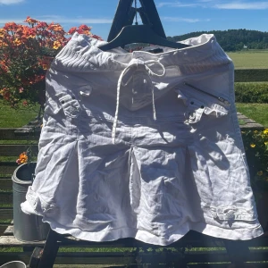 Lång vit cool kjol med detaljer  - Passar L tror jag, Används ej längre, jag städar ut min garderob :)