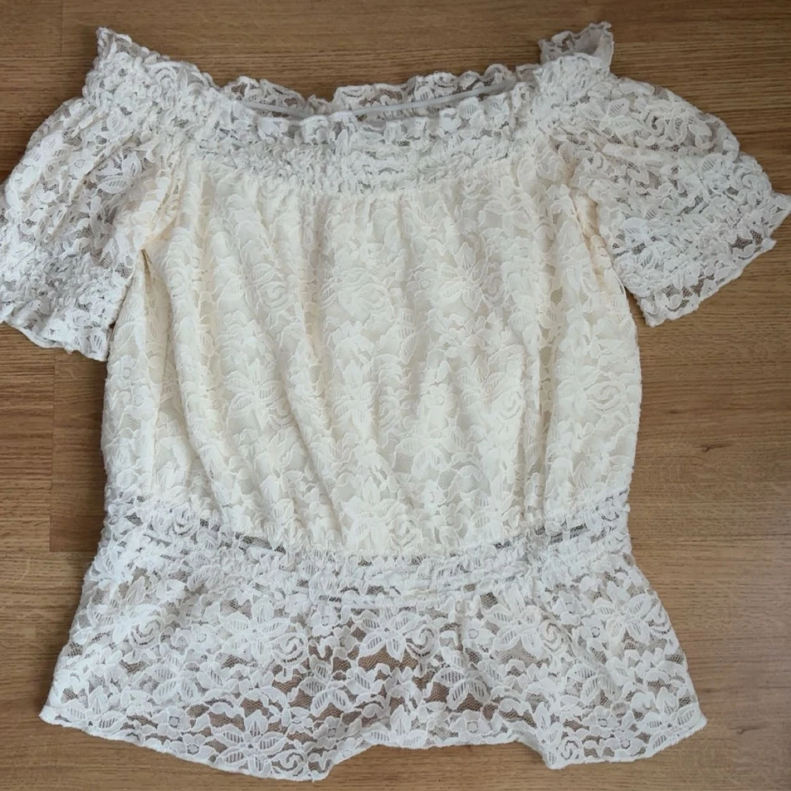 Vit offshoulder spetsblus - 2