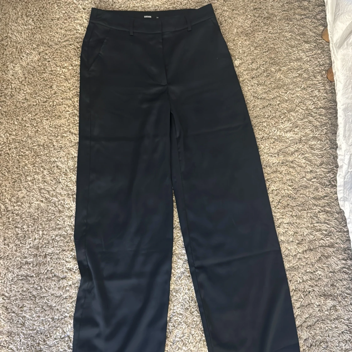 Svarta kostymbyxor från BikBok