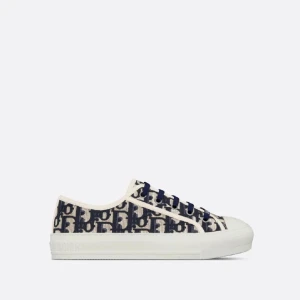 Dior Oblique sneakers i blått och vitt - Snygga Dior Oblique sneakers med blått och vitt monogrammönster, vita snören och gummisula. Klassisk låg modell med rund tå och tydlig Christian Dior-logga på sidan och tungan. Perfekta för dig som vill sticka ut med lyxig streetstyle. Har kvitto o box till 