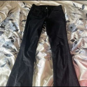 Svarta bootcut jeans - Säljer svarta bootcut jeans från Only i storlek S. De är i gott skick och har inte använts så många gånger, därav inget slitage.