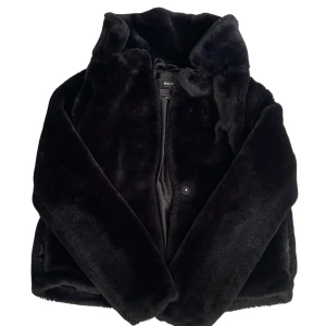 Svart pälsjacka från Pull&Bear - Mysig svart pälsjacka från Pull&Bear med hög krage och klassisk passform. 