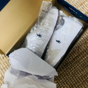 Nya Ralph Lauren-sneakers - Helt nya från butik. Original. Inplastade i originalkartong. Vita i skinn.