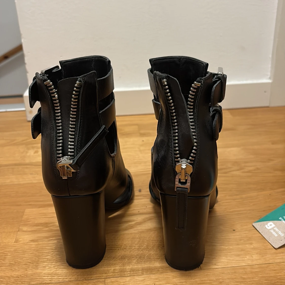 Svarta stövletter med klack och spännen - 2