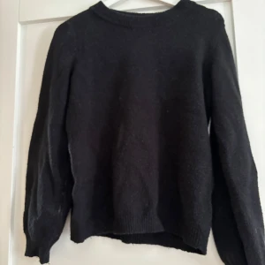 Svart stickad tröja - Svart stickad tröja från Object i bra skick.
