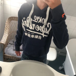 Superdry hoodie  - Tjena! Säljer en as fet blå hoodie från superdry, as snygga detaljer på hoodien och bra passform. 10/10 skick inga problem hör av dig vid funderingar!