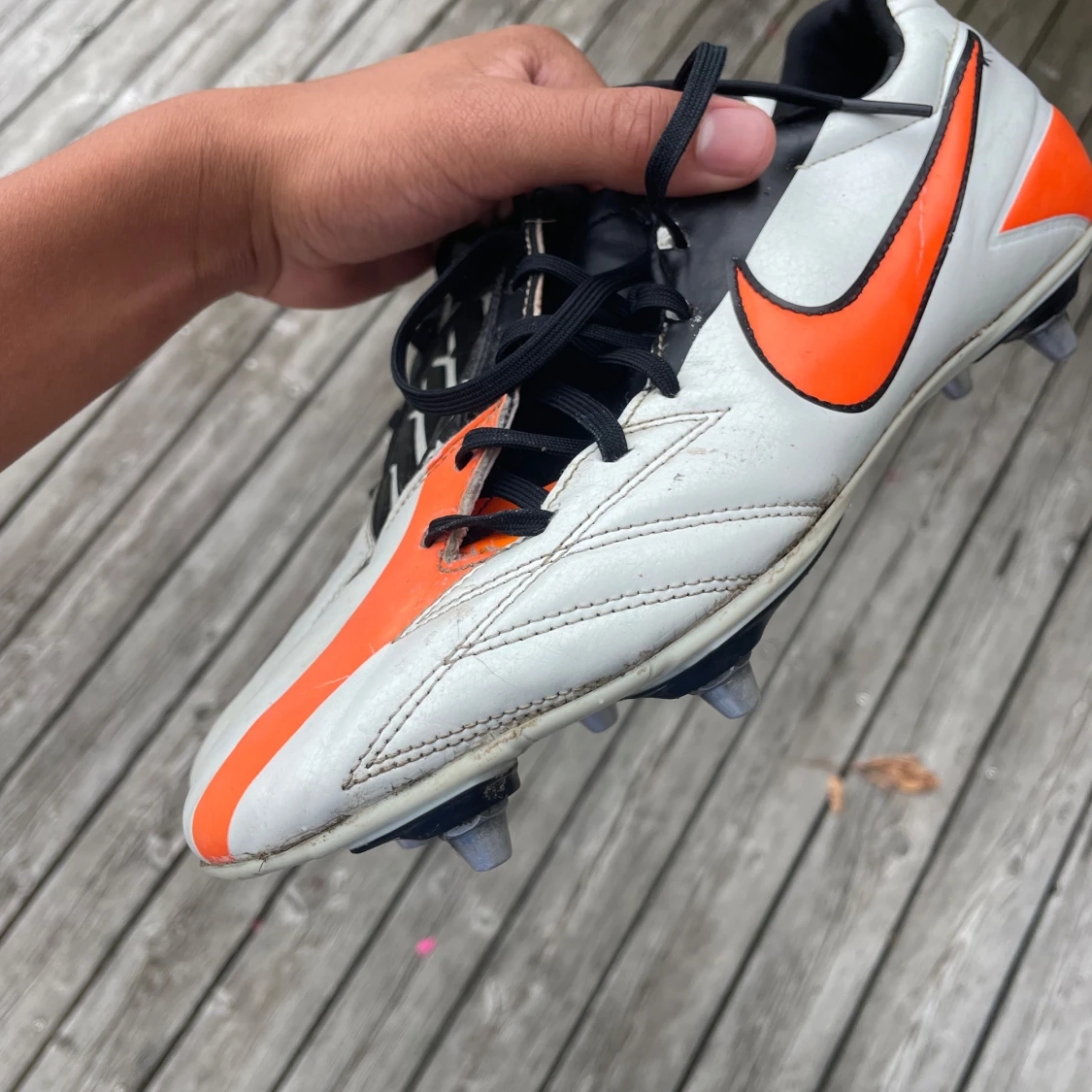 Nike fotbollsskor i svart, vitt och orange - 4