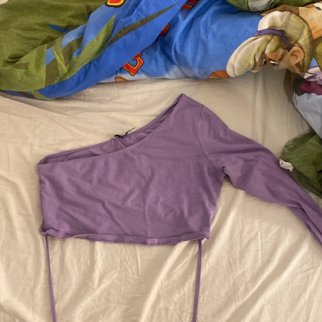 Lila oneshoulder topp från NA-KD - 2