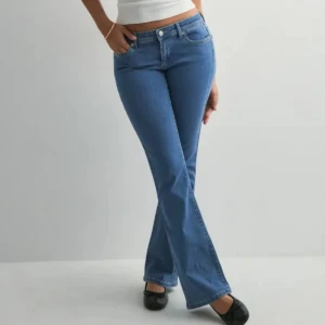 Blå bootcut jeans  - Snygga blå jeans med bootcut-silhuett och klassisk femficksdesign. De är från only och är ner syda så de är low waist