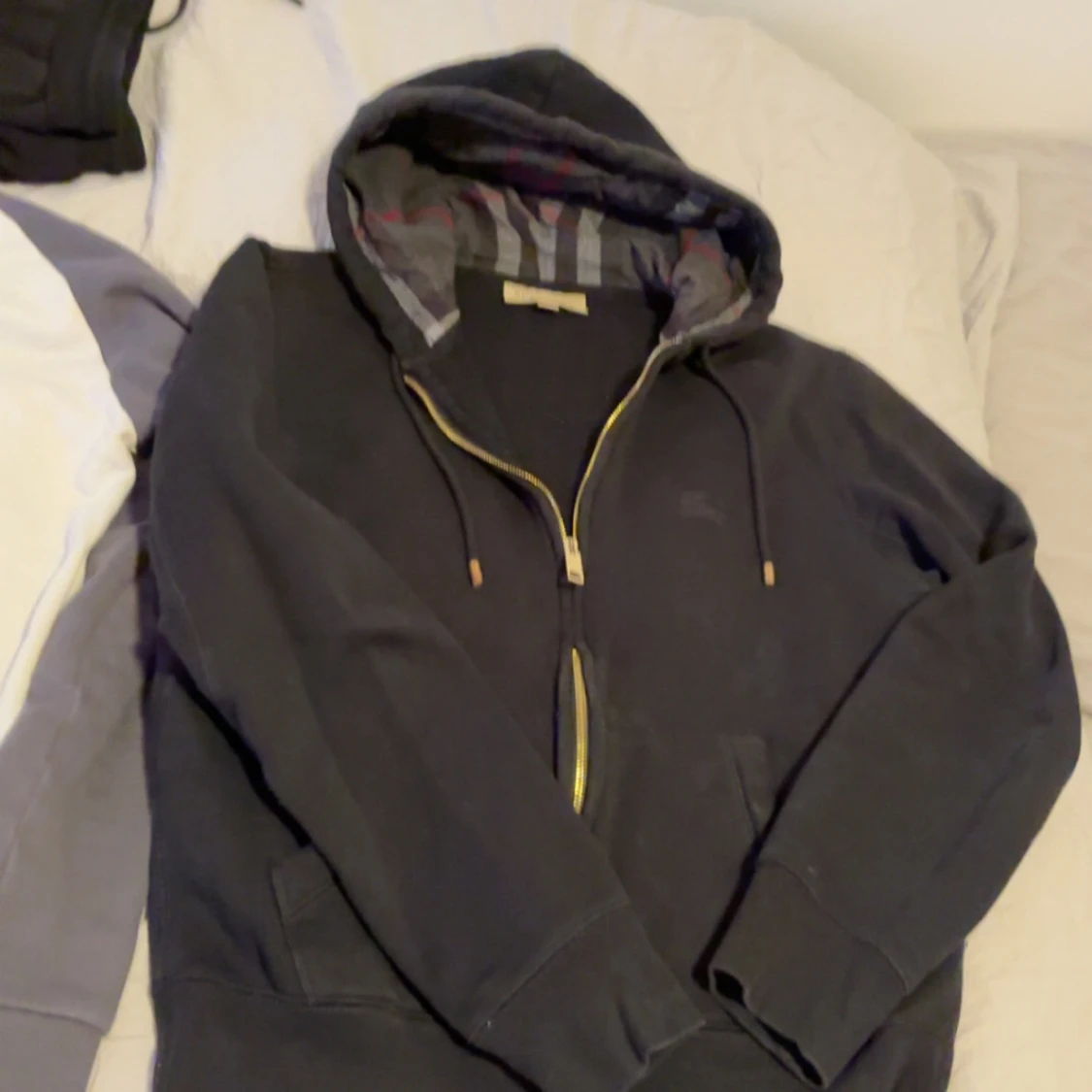 Svart hoodie från Burberry med dragkedja