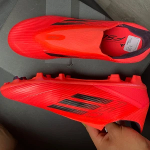 Adidas F50  laceless - Tja säljer dessa helt nya Adidas f50 lacless, ett par helt nya skor skick 10/10 Inge defekter alls  aldrig använda. Skorna är i grösdobbar! Box och allt papper är kvar!  Pris kan diskuteras,     Tveka inte på att lägga bud!!!!   ! 