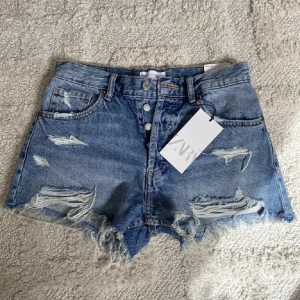 Zara mid Rise shorts  - SÅ fina blå midwaist jeansshorts från zara! De är oanvända och i strl 36 men passar även 34!💕💕