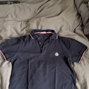 Moncler pike - Kortarmad moncler pike som mest legat i garderoben och kan därför behövas en strykning. Annars är den i exemplariskt skick eftersom den inte kommit till användning så mycket. Passar S/M