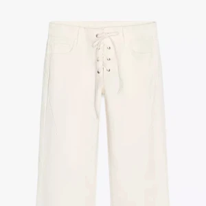 Snygga vita jeans med snören från Zara - Säljer dessa snygga jeans från Zara då de inte passade! De är i storlek 38 och är jätte snygga! Nypris 559kr säljer för 400! Helt nya med lappen kvar. De är nästan helt slutsålda på hemsidan!