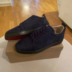 Christian Louboutin  - Mörkblåa Christian Louboutin med mocka, helt nya oanvända