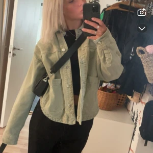 Grön jeansjacka från Zara - Ljusgrön jeansjacka från Zara med oversized passform. Jag säljer denna i stolek XS💚