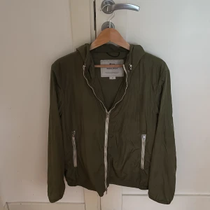 Grön woolrich jacka - Tja säljer nu ett grön woolrich jacka. Jackan är i bra skick bara använd ett par gånger. Så om du har några frågor eller funderingar är det bara att skriva.