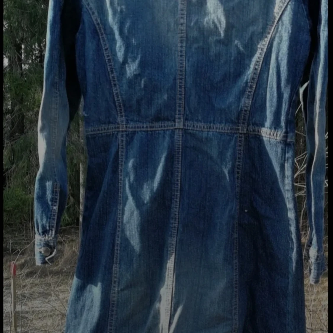 Lång jeansjacka med knappar