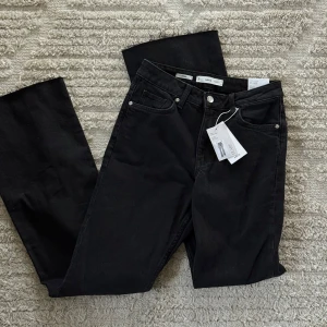 Svarta Jeans Mango - Svarta jeans från Mango. Nya med prislapp kvar, säljer då de inte passade 🌸 Strl. 36 Nypris 419kr