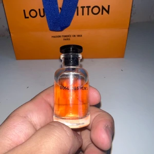 Louis Vuitton Rose des Vents parfym - Säljer en parfym ifrån LV. Observera att den är 10ml och INTE har en sprejer. Man öppnar själva locket då 10ml inte kommer med en sån sprejer