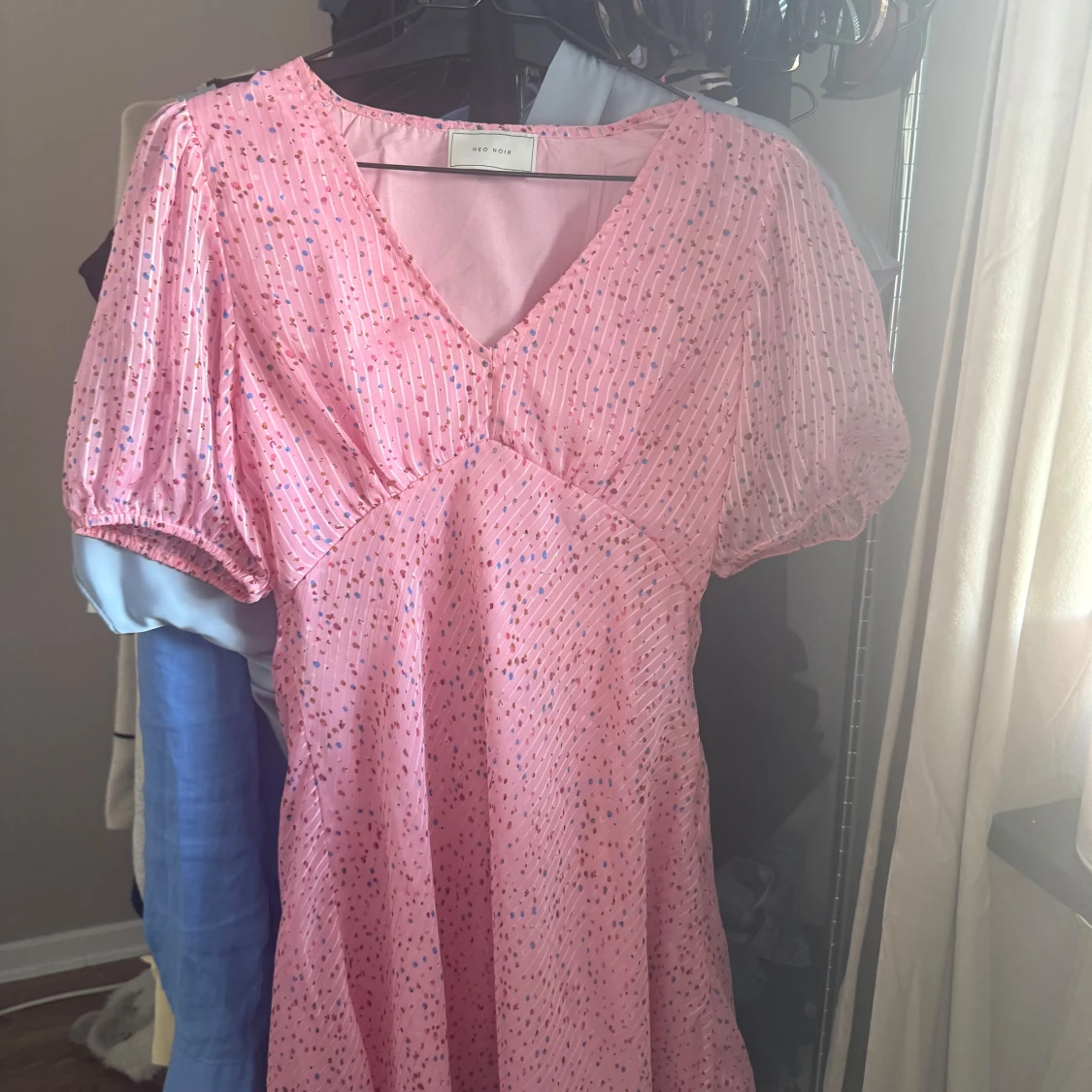 Rosa kortklänning från Neo Noir - 1