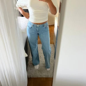 Ljusblå jeans NA-KD - Ljusblå jeans från NA-KD low waist raka i modellen. Storlek 34