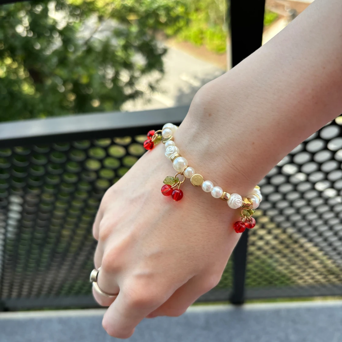 Pärlarmband med körsbärsberlocker - 2