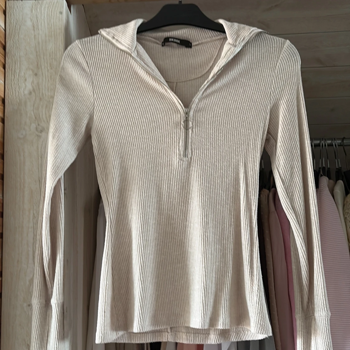 Ribbad beige långärmad tröja Bik Bok