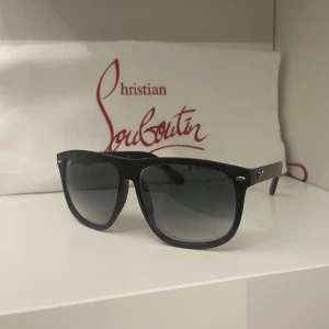 Ray-Ban boyfriend  - Ett par riktigt härliga Ray-Ban boyfriends. Dom har en svart båge med ett tonat glas. | Jag har en annan annons upp med två par av dessa där jag säljer dom för 1249kr. Eller så kan man köpa här på denna annons men då endast ett par för 749kr. | Det är bara att höra av sig om man har några frågor eller om man vill ha flera bilder🤩🤩🤩