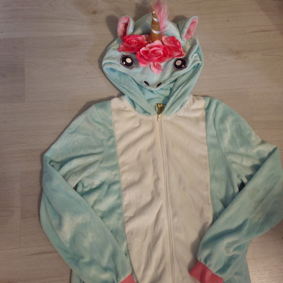 Unicorn onepiece med horn och blommor - 1