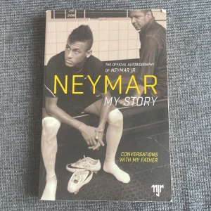 Neymar: My Story - Upptäck den inspirerande resan från barndom till superstjärna med Neymar Jr. I denna officiella självbiografi får du exklusiva insikter om hans liv, karriär och relationen med hans pappa. Perfekt för unga som älskar fotboll och vill veta mer om en av världens största spelare. Boken är på engelska. Kan mötas upp i Trollhättan eller Alingsås. Kan skickas men då tillkommer en fraktkostnad.