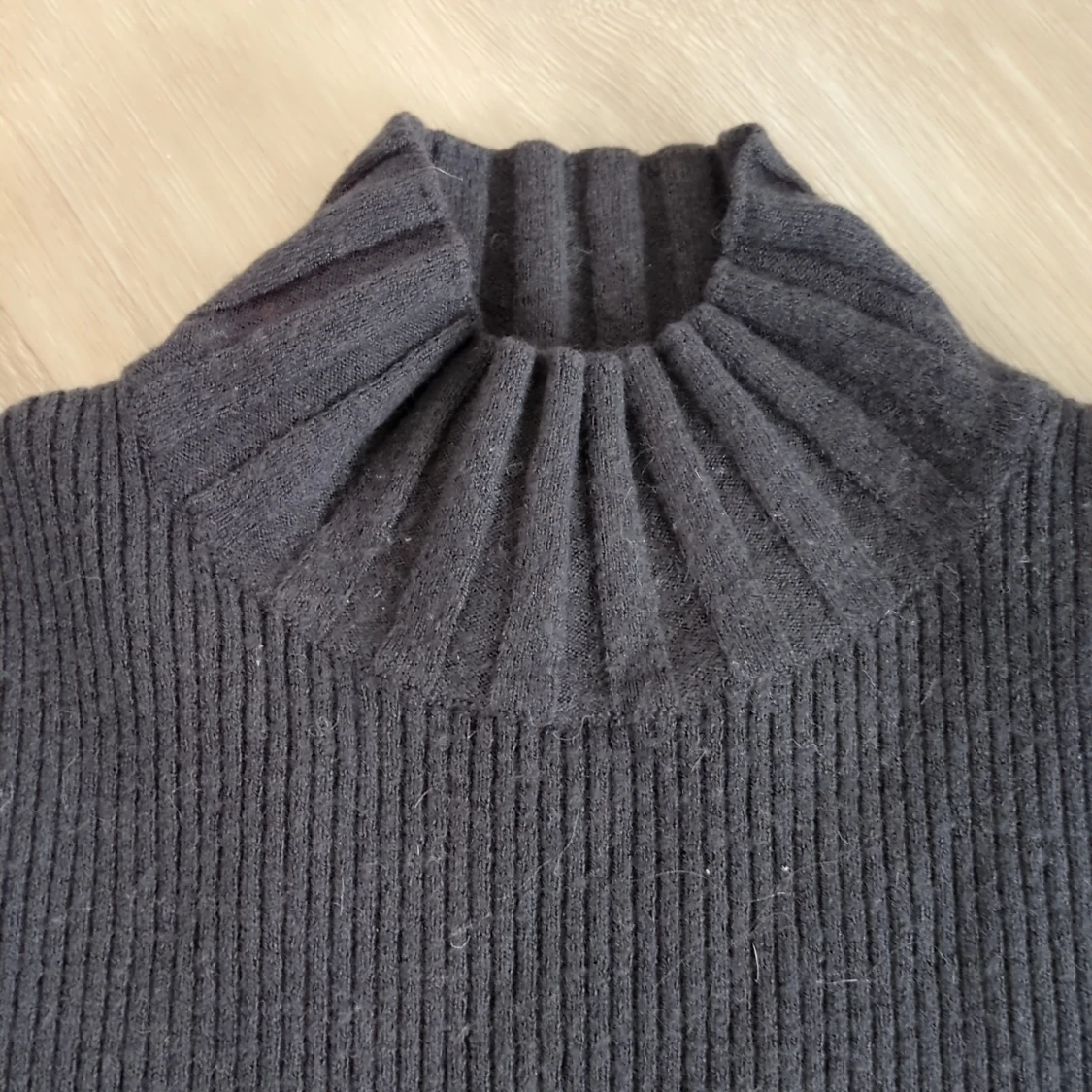 Mörkgrå ribbad polotröja - 1
