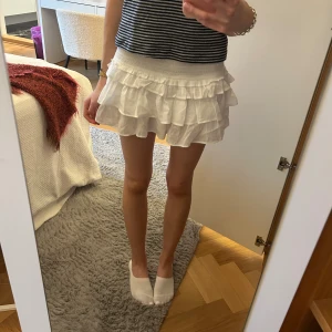 Mini kjol - Vit Lågmidjad vilangkjol från hm i strl xs🥰 slutsåld på hemsidan! Inbyggda shorts💓
