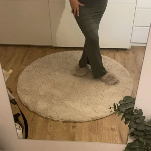 Olivgrön långklänning med slits - Snygg olivgrönt set från Lindex, passar xs -S tröjan har jag tvättat och den har lite märken på sig skriv privat för att se hur den ser ut 