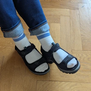 Sandaler Ecco - Sköna svarta Ecco-sandaler att promenera eller vandra i under våren och sommaren. Lätta, stödjande och även bra till vardags. Fästes snabbt med remmar med kardborreband. Endast använda en gång. 