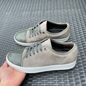Grå lanvin cap toe  - Säljer nu dessa Grå lanvin cap toe som är i uk 6, skorna är tillfixade med whitnercream för att dem ska se extra fräscha ut, skriv för fler bilder/frågor🙌🏼