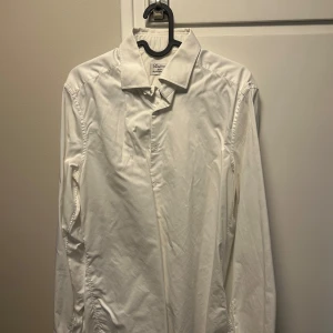 Vit skjorta från Stenströms - Klassisk vit skjorta från Stenströms med lång ärm och snygg krage. Skjortan är tillverkad i bomull och har knappar framtill. Perfekt för dig som gillar stilrena och tidlösa plagg. Nypris 1200