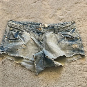 Lågmidjade jeans shorts - Ljusblå Lågmidjade jeans shorts i fint skick. Midjemått tvärs över: 41 cm, grenmått: 19 cm💞💞