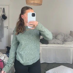 Grön stickad tröja - En långärmad grön tröja från veromoda