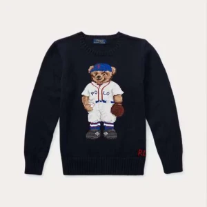 Svart stickad Polo Bear-tröja från Ralph Lauren - Klassisk stickad tröja från Polo Ralph Lauren med den ikoniska basebollbjörnen. Storlek L/G (14–16). I bra skick, använd sparsamt. Original och äkta vara. Nypris- drygt 2200 kr