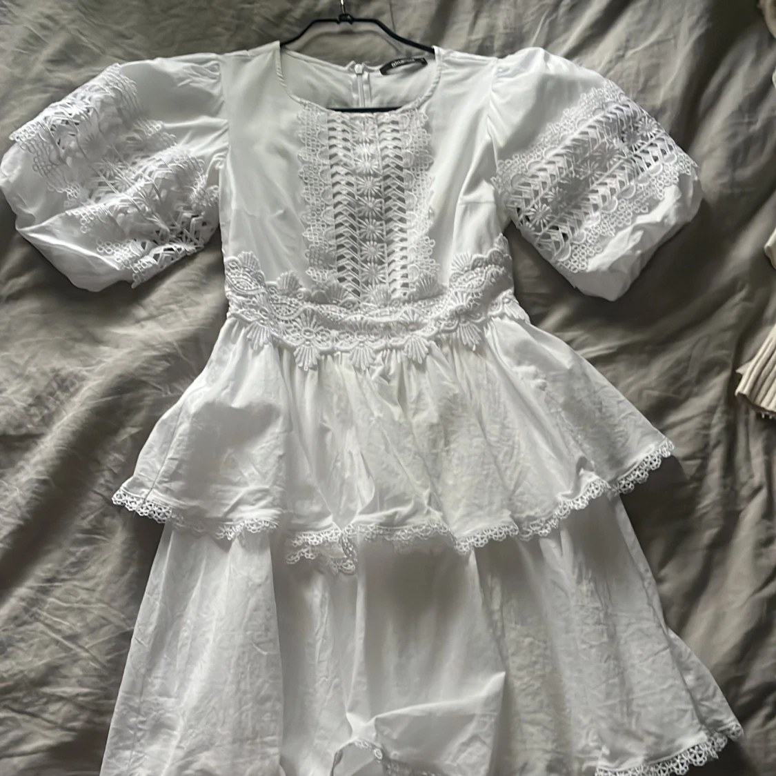 Vit spetsklänning från Gina Tricot - 1