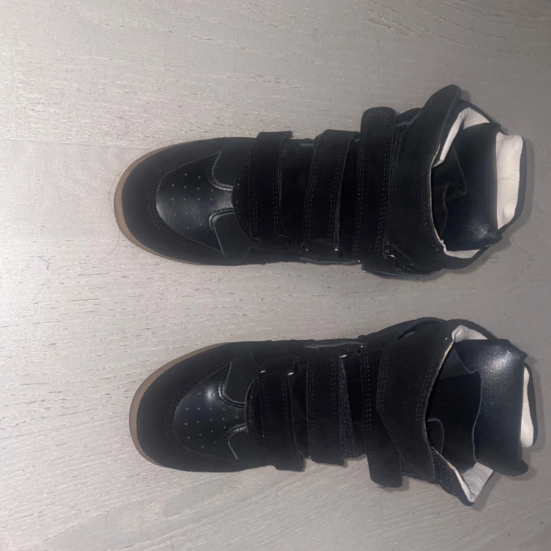 Svarta sneakers med kardborre och mockadetaljer - 2