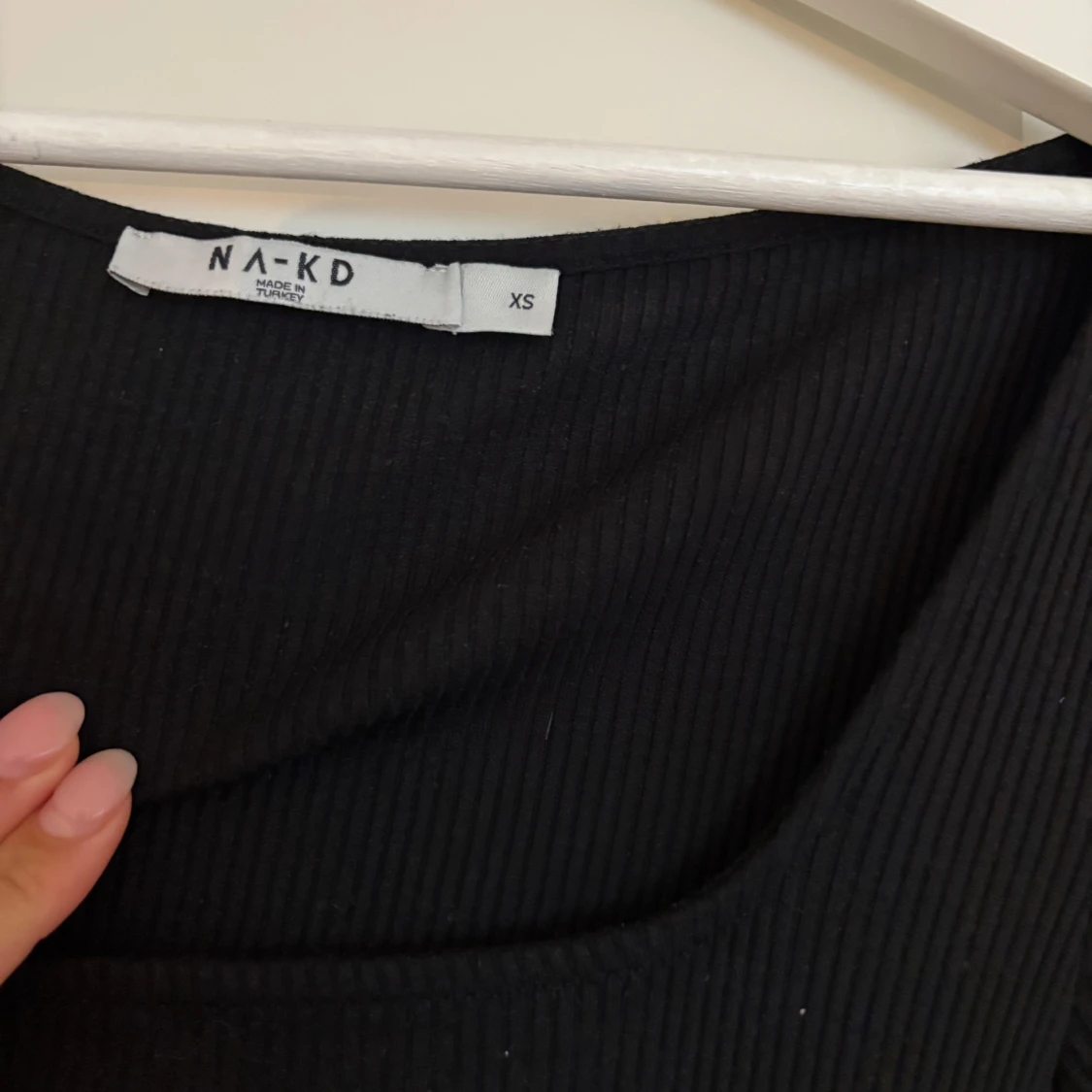 Svart ribbad klänning från NA-KD - 3