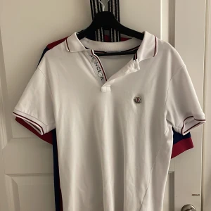 Moncler piké  - Tja, säljer min vita moncler piké eftersom jag rensar garderoben och vill bli av med den. Inte äkta. Pris kan diskuteras.