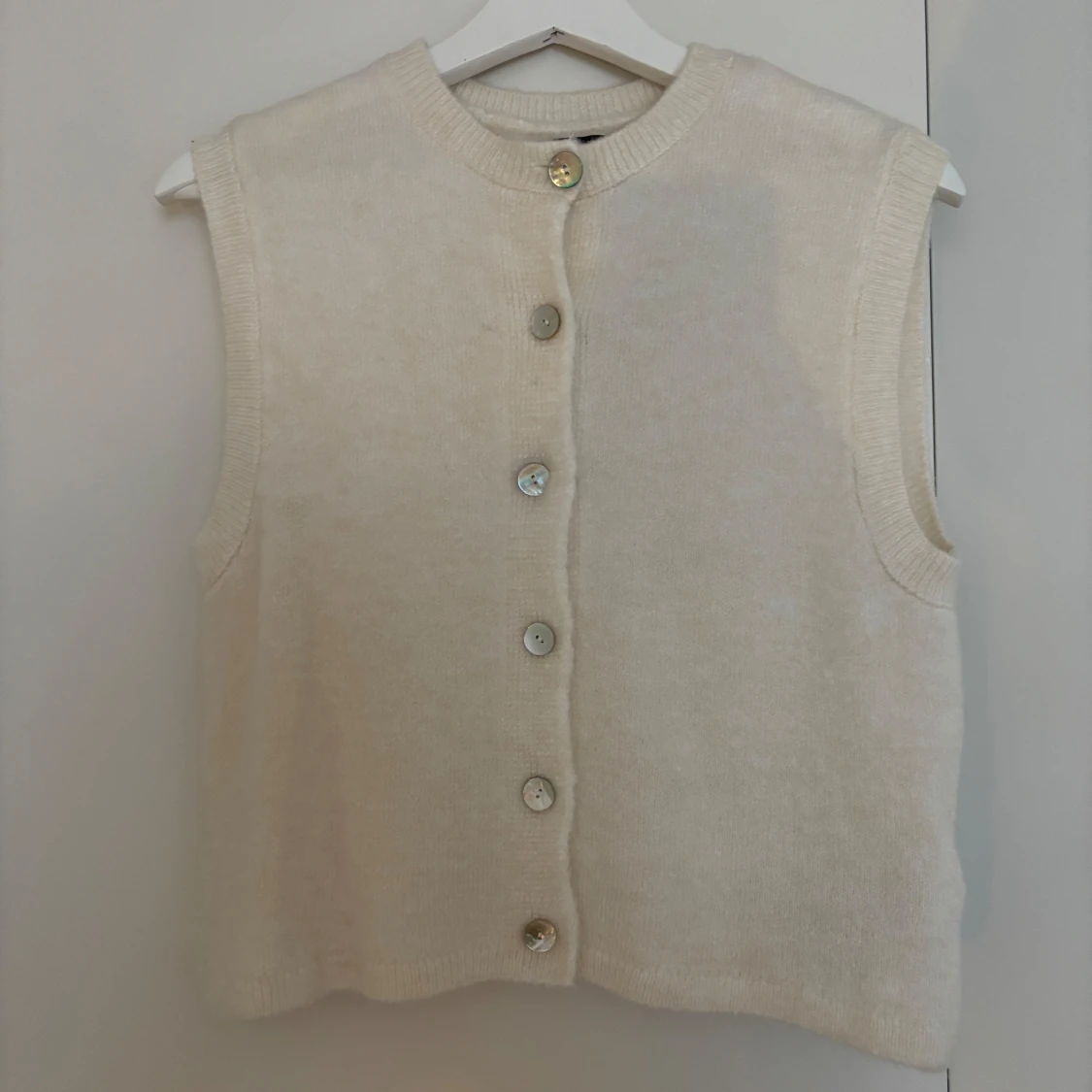 Beige stickad väst från Gina Tricot